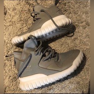 Adidas tubular size 4.5 youth will fit woman's size 6 in excellent condition